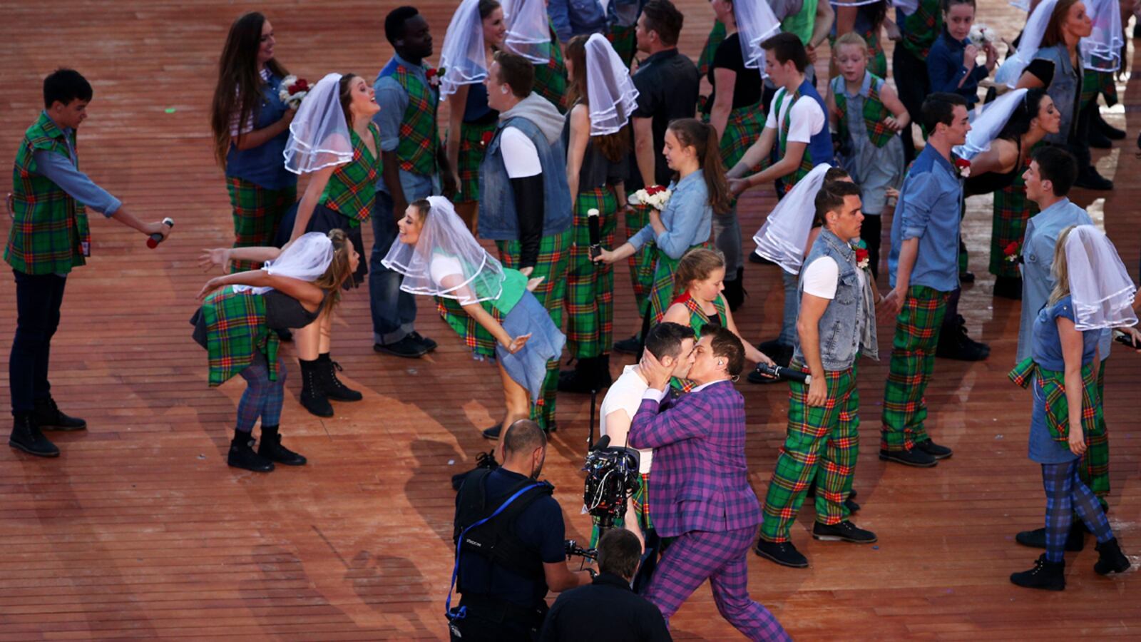 articles/2014/07/24/john-barrowman-s-gay-kiss-to-countries-that-criminalise-homosexuality/gay-kiss_v8rlma