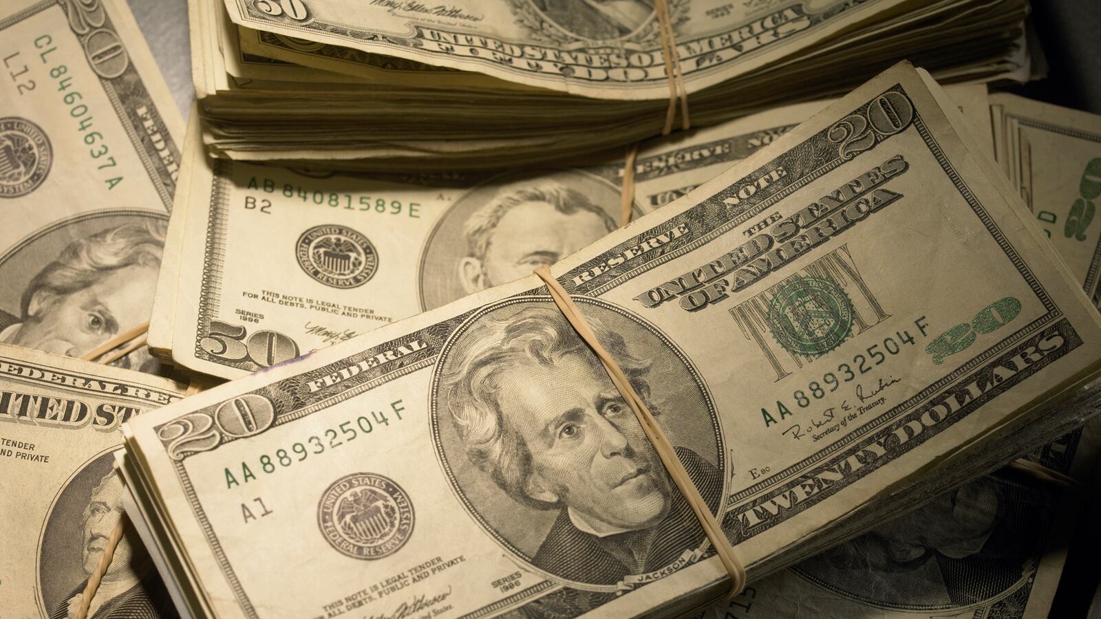 cheats/2013/12/13/couple-finds-cash-in-to-go-bag/131212-brand-weird-cash_xdzlal