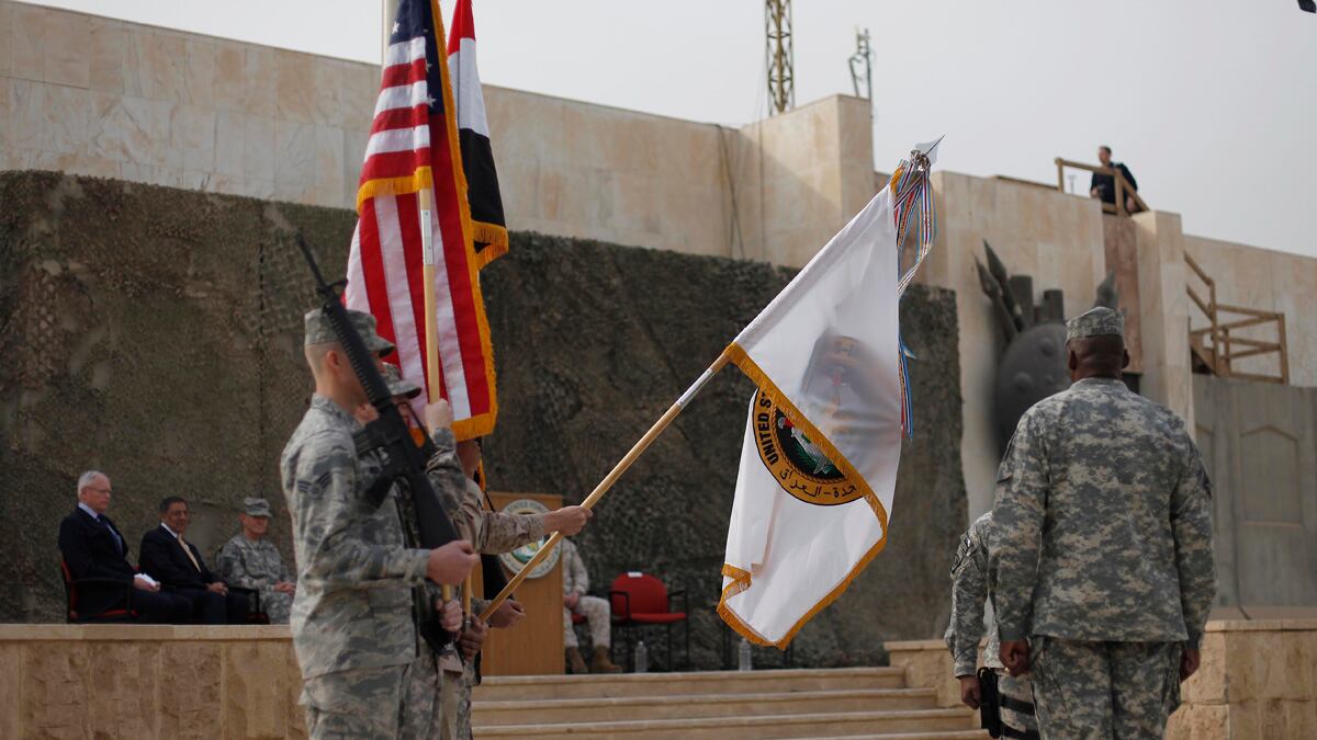 cheats/2011/12/15/u-s-battle-flag-in-iraq-falls/iraq-battle-flag-falls-cheat_fjas8p