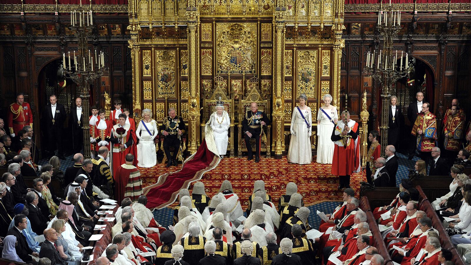 articles/2014/06/04/thump-audible-crash-as-queen-s-page-boy-collapses-at-opening-of-parliament/140604-sykes-queen-parliament-embed_ymyfso