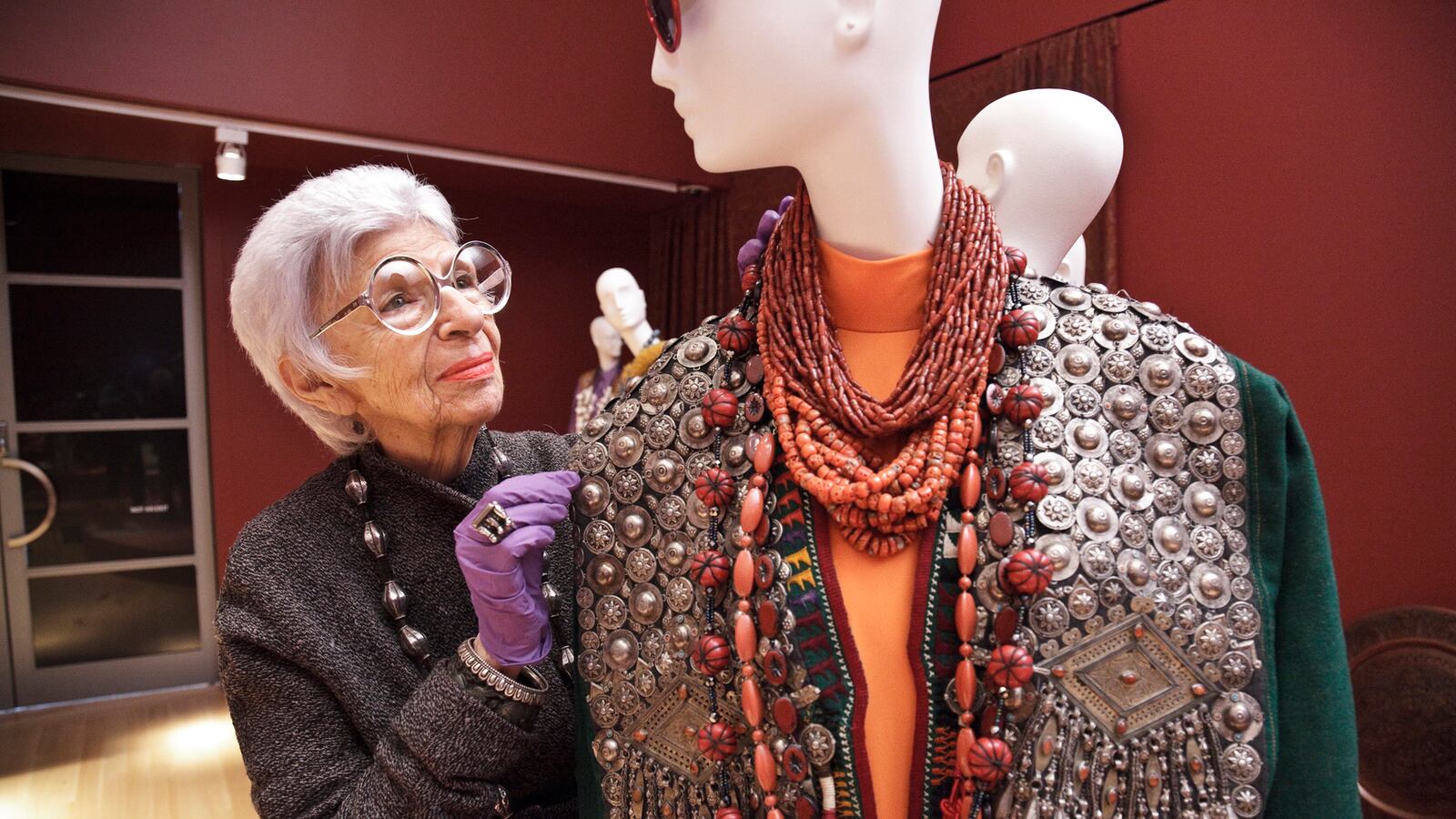 galleries/2013/08/01/iris-apfel-s-most-iconic-looks/130808-Iris-Apfel-06_yddaon