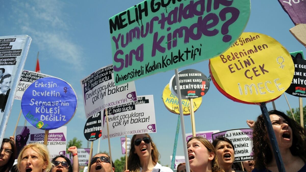 cheats/2012/06/03/turkish-women-protest-abortion-law/turkey-women-protest-cheat_gd4knx