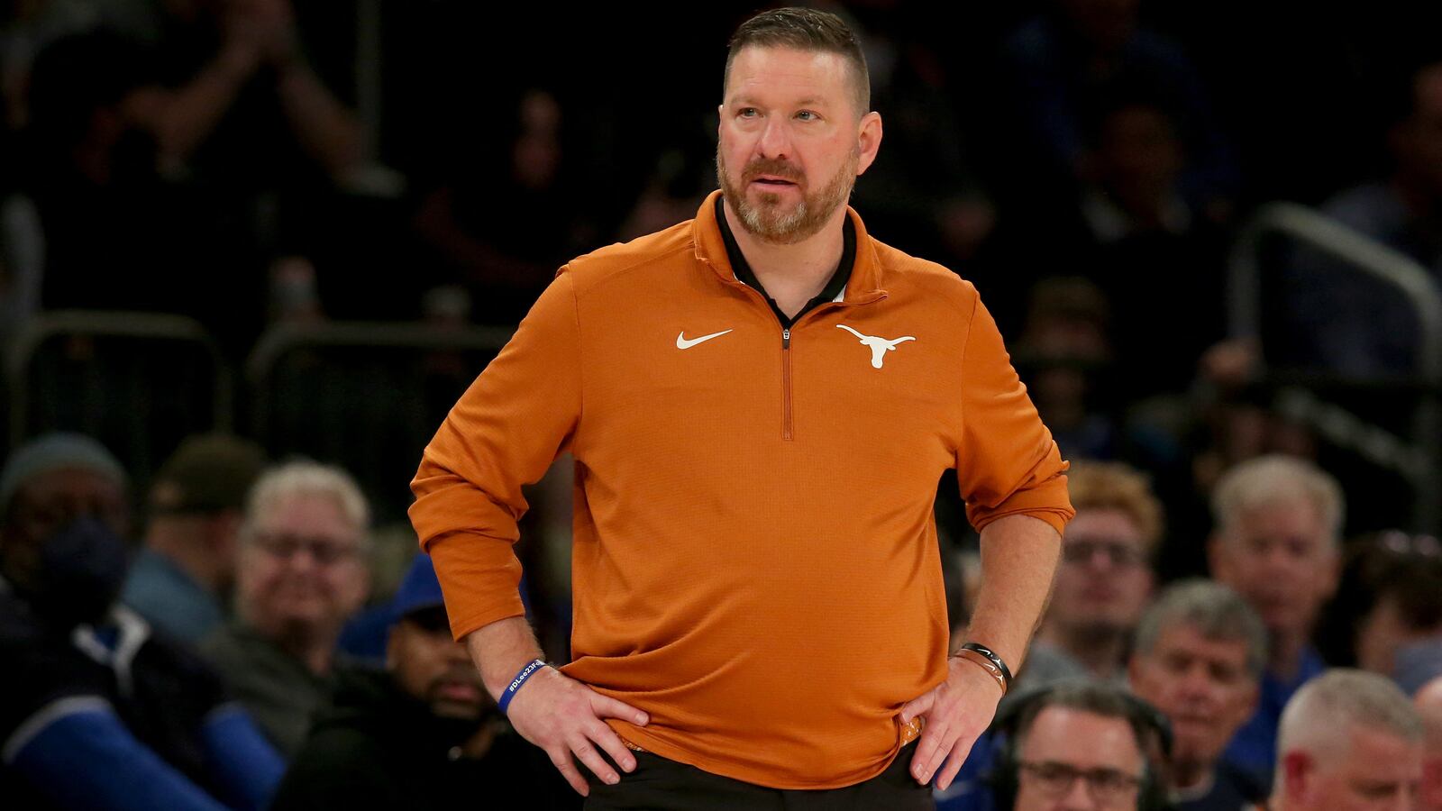 2022-12-07T024957Z_1860075862_MT1USATODAY19577010_RTRMADP_3_NCAA-BASKETBALL-JIMMY-V-CLASSIC-ILLINOIS-AT-TEXAS_ri4te6