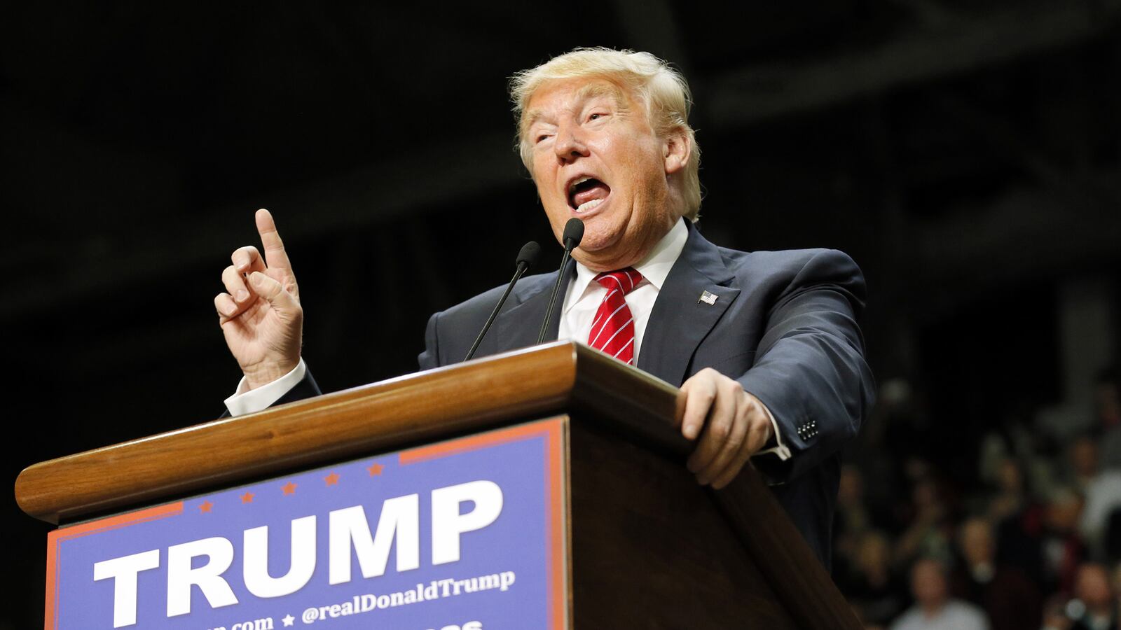 articles/2016/02/04/donald-trump-rages-in-clintons-arkansas-backyard/160203-parker-trump-arkansas-tease_caapyg