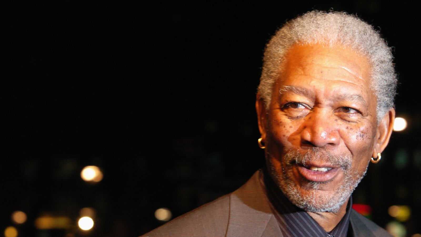 articles/2014/09/19/a-smiling-morgan-freeman-touched-my-face-over-hillary/140919-swim-freeman-tease_qhtxwi