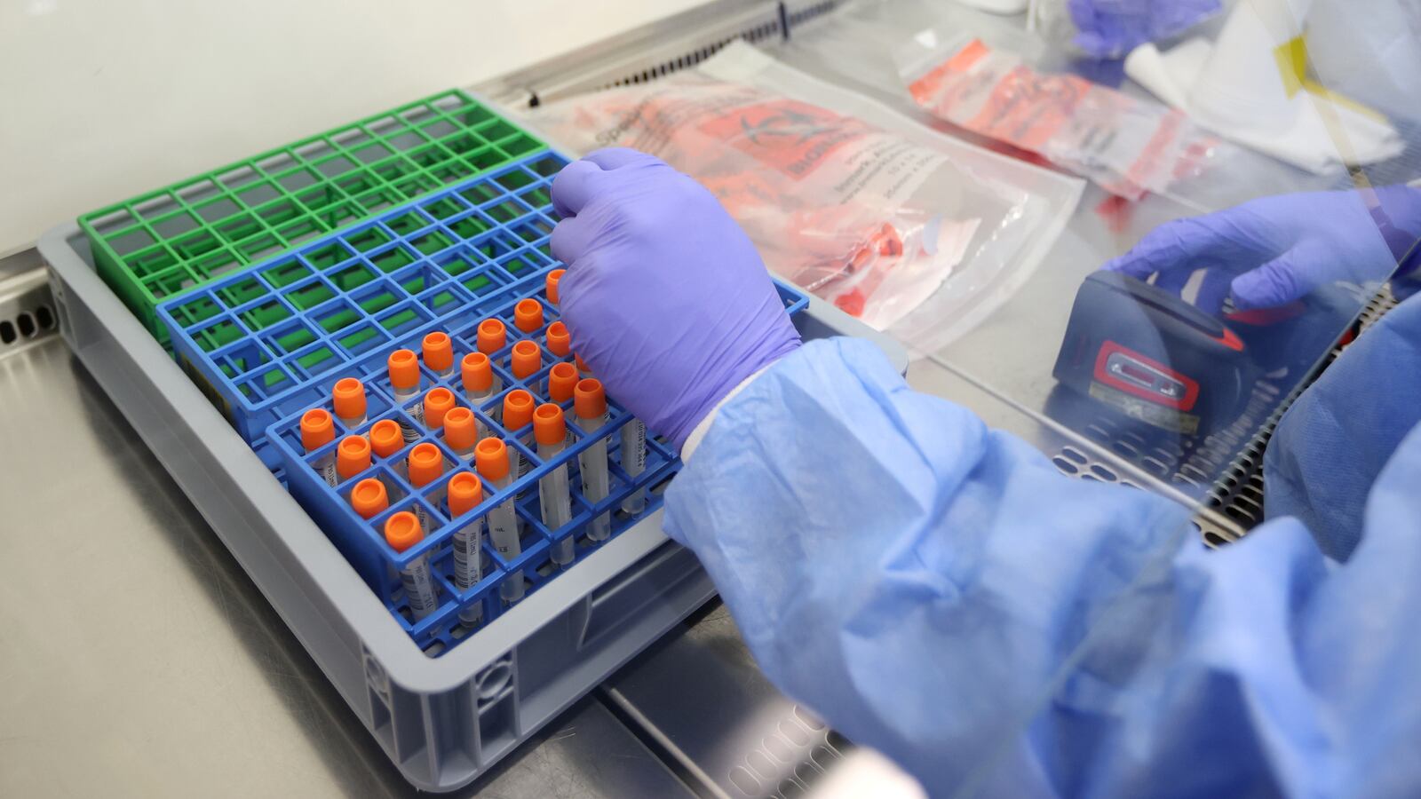 2021-06-02T000000Z_598564318_RC2BSN9S80FV_RTRMADP_3_CORONAVIRUS-BRITAIN-AMAZON_vqwhgb