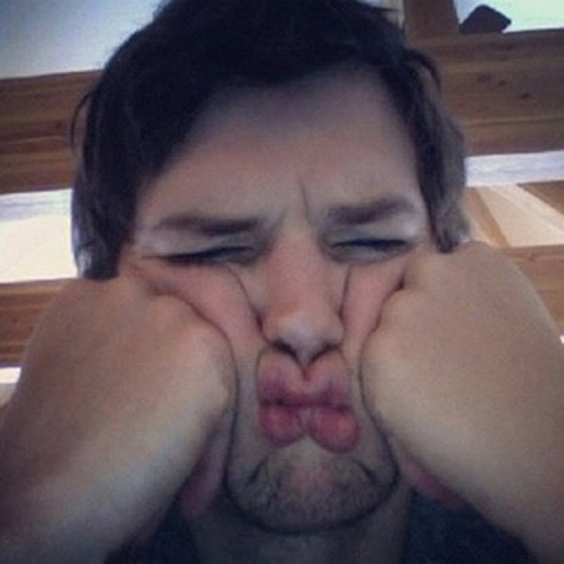 galleries/2012/04/24/justin-bieber-obama-and-more-stars-to-follow-on-instagram-photos/instagram-celebs-kutcher_fdyao3