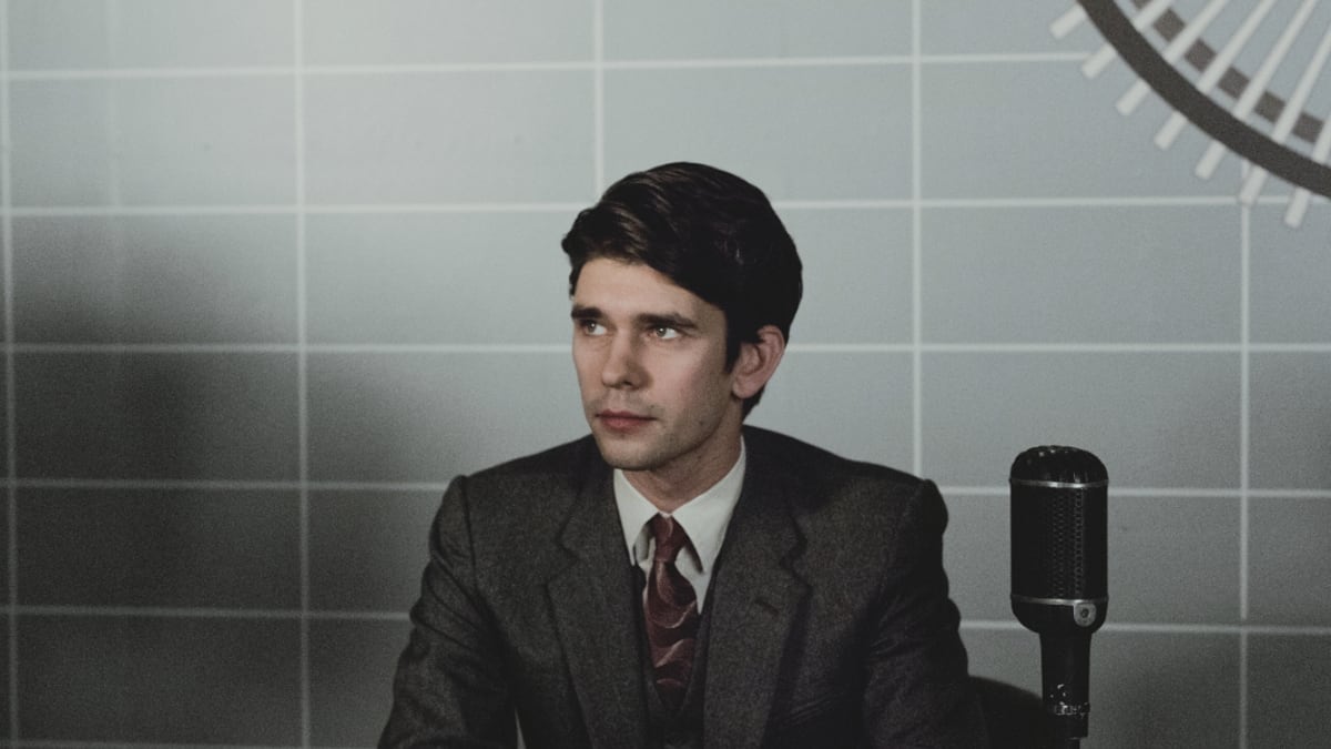 articles/2012/11/28/ben-whishaw-takes-on-bond-in-skyfall-and-newsroom-in-the-hour/lacob-whinshaw-tease-embed_bvalbs