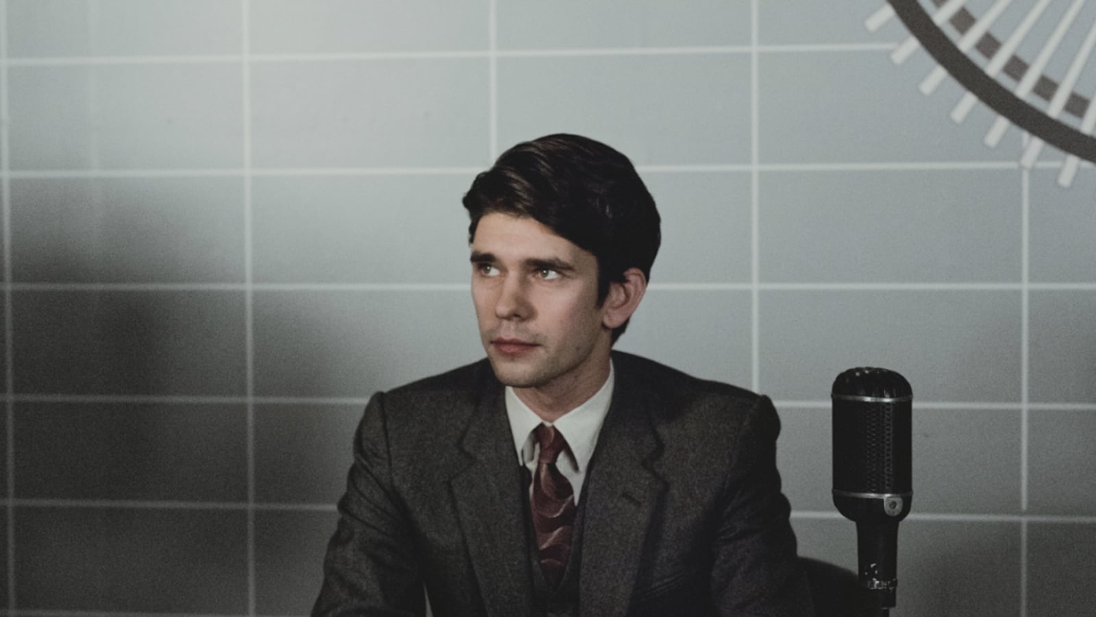 articles/2012/11/28/ben-whishaw-takes-on-bond-in-skyfall-and-newsroom-in-the-hour/lacob-whinshaw-tease-embed_bvalbs