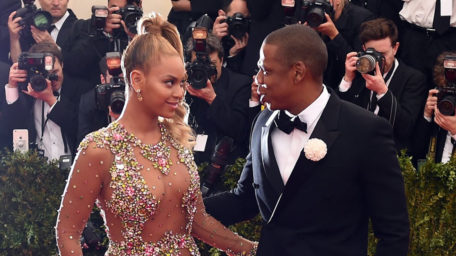 cheats/2016/04/28/beyonce-dedicates-opening-night-to-jay-z/160427-beyonce-jaz-z-cheat_yw6pe5