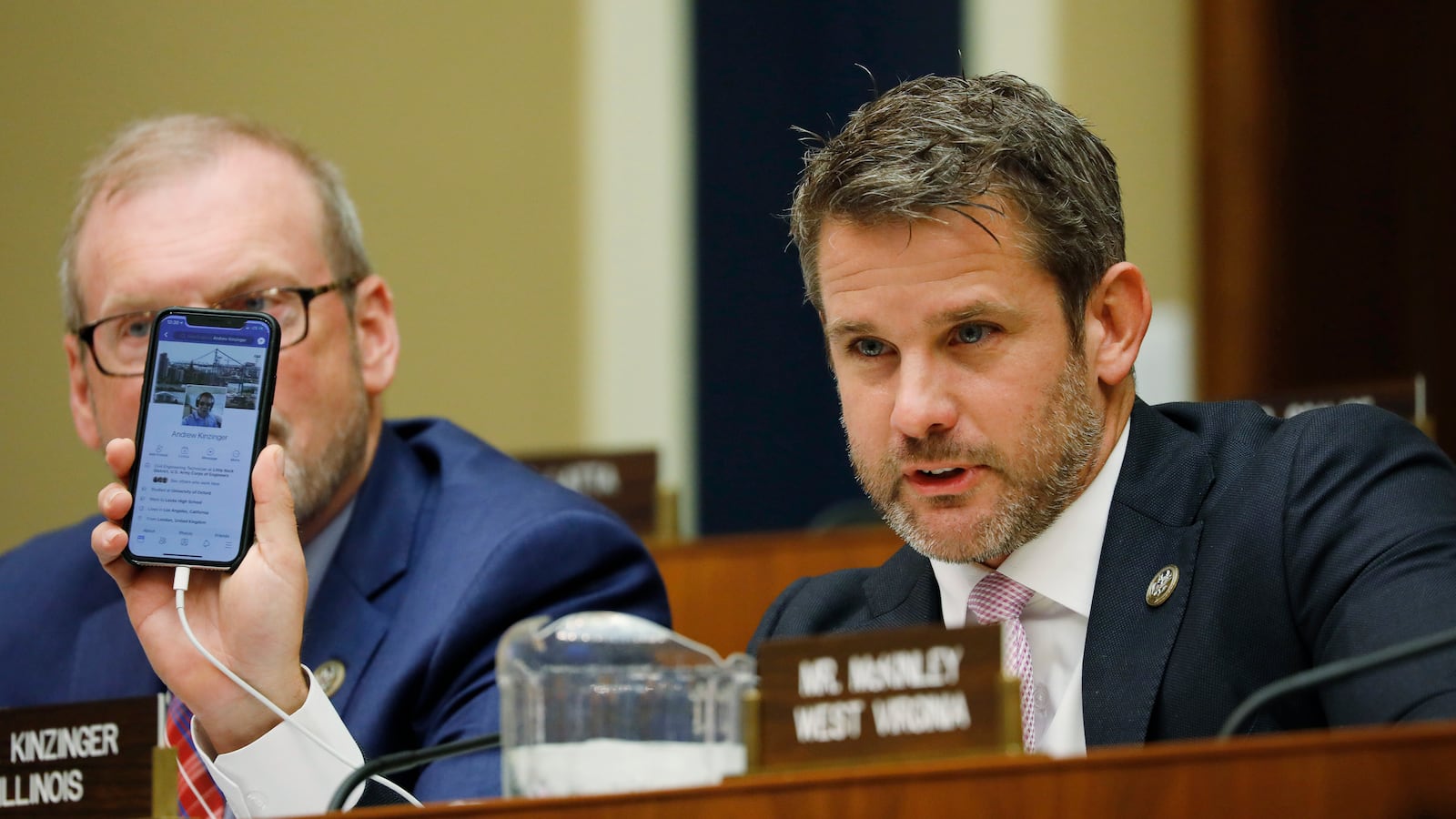 2018-04-11T172931Z_863871921_HP1EE4B1CL79E_RTRMADP_3_FACEBOOK-PRIVACY-ZUCKERBERG_bw3d60