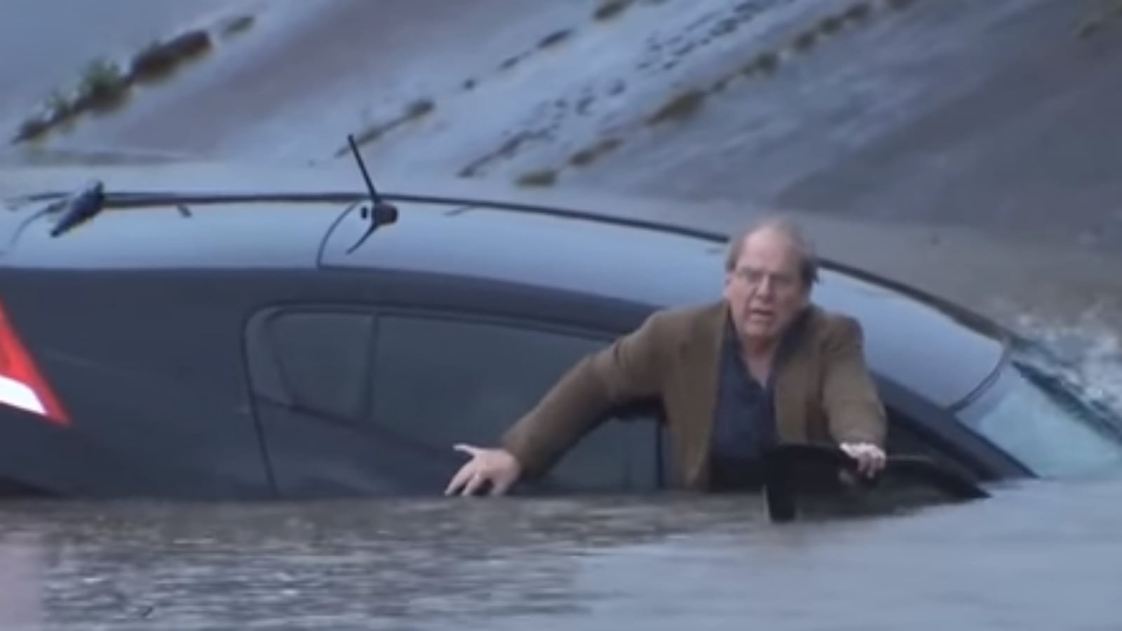 cheats/2016/04/18/video-reporter-rescues-man-on-live-tv/160418-houston-man-rescued-flood-cheat_ckjtps