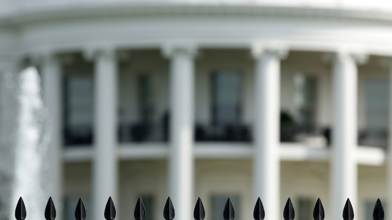 cheats/2015/08/25/white-house-fence-jumper-shot-up-court/150825-whitehouse-cheat_t86f0p