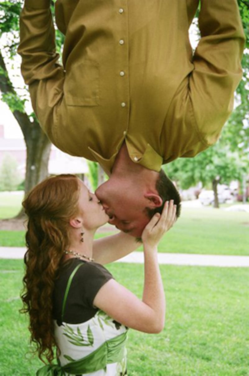 galleries/2011/02/10/awkward-valentine-s-photos/awkward-vday---engagement-man_r5lgdr