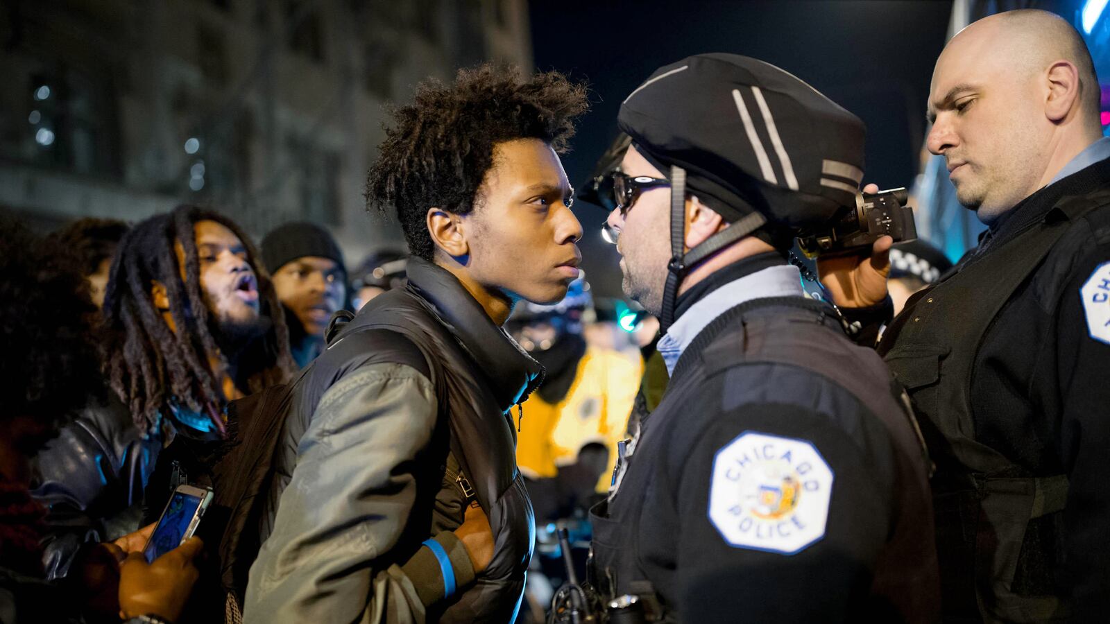 articles/2016/07/09/let-s-stop-talking-about-war-with-cops/160708-navarette-cops-war-tease_jqbncr