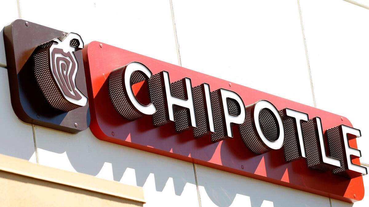 cheats/2015/04/27/chipotle-bans-genetically-modified-food/150427-chipotle-cheat_mdruv1