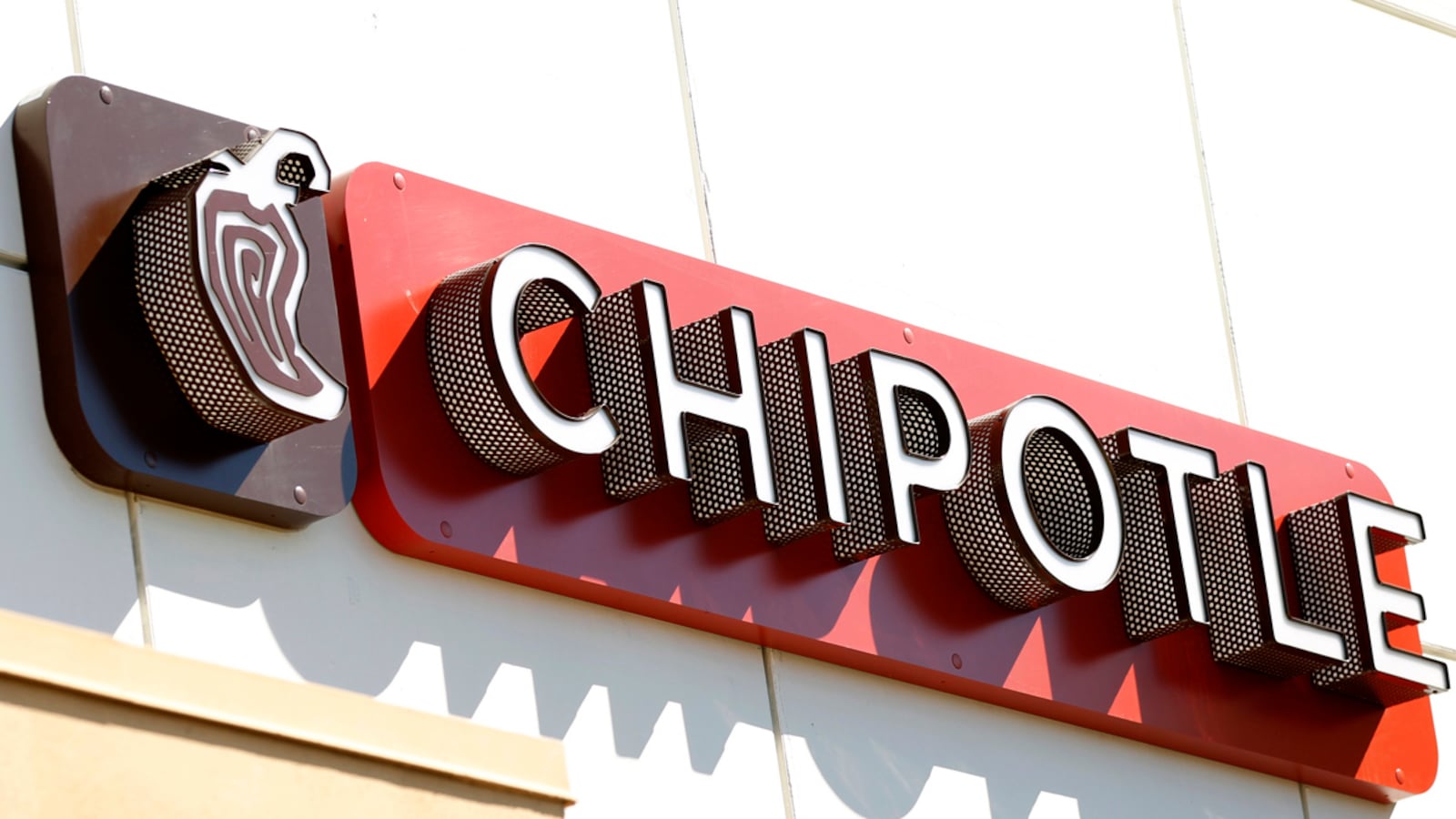 cheats/2015/04/27/chipotle-bans-genetically-modified-food/150427-chipotle-cheat_mdruv1