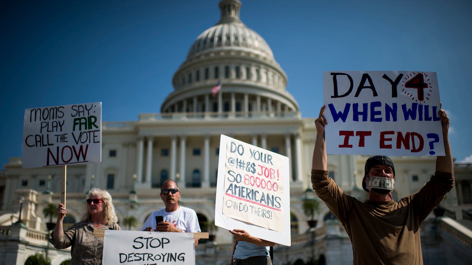 articles/2013/10/04/who-s-really-winning-the-government-shutdown-debate/131004-bouie-shutdown-tease-embed_qsoyen