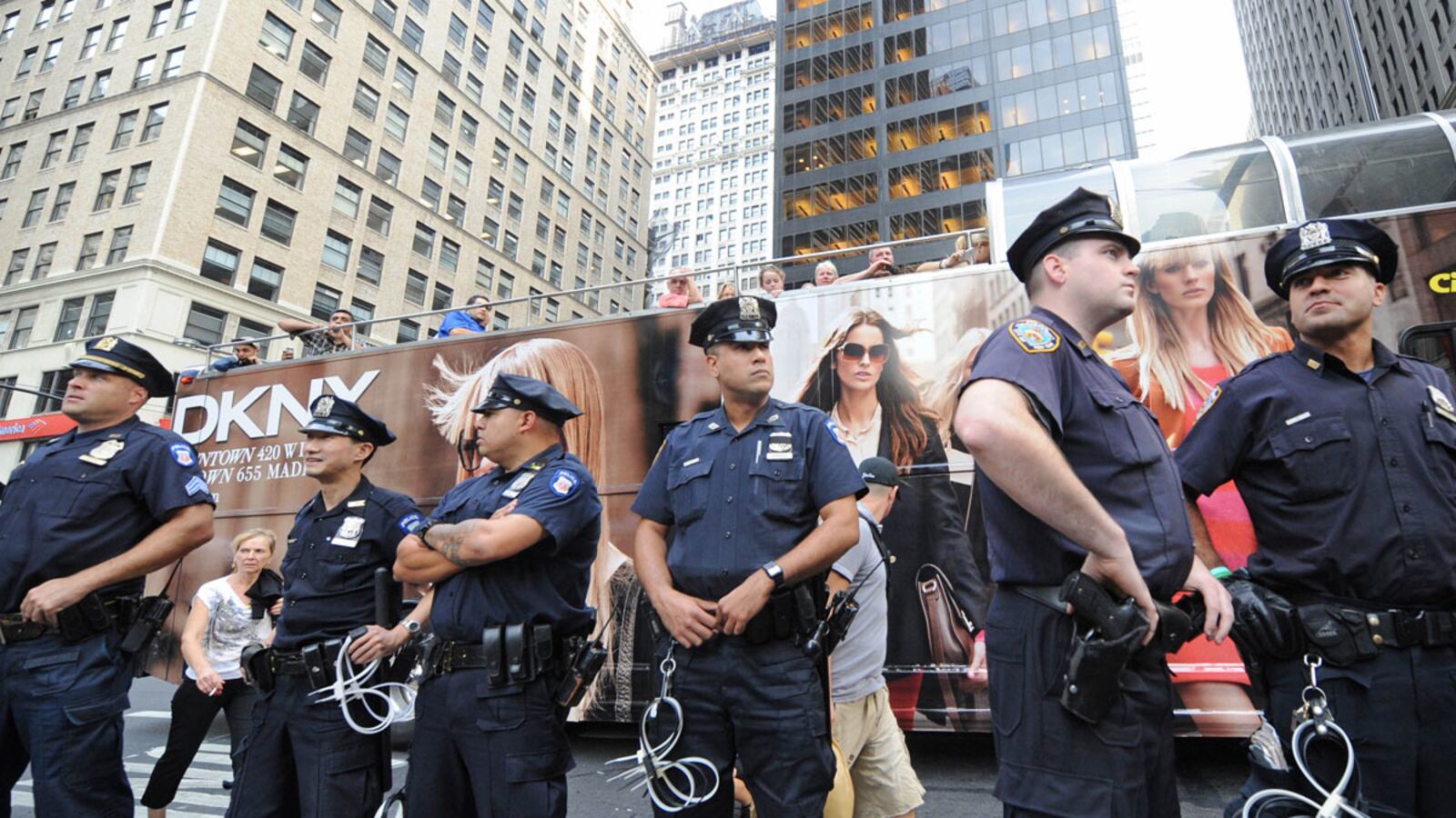 cheats/2011/09/30/occupy-wall-street-protesters-march-on-police-headquarters/police-wall-street-protest-cheat_jee0fd