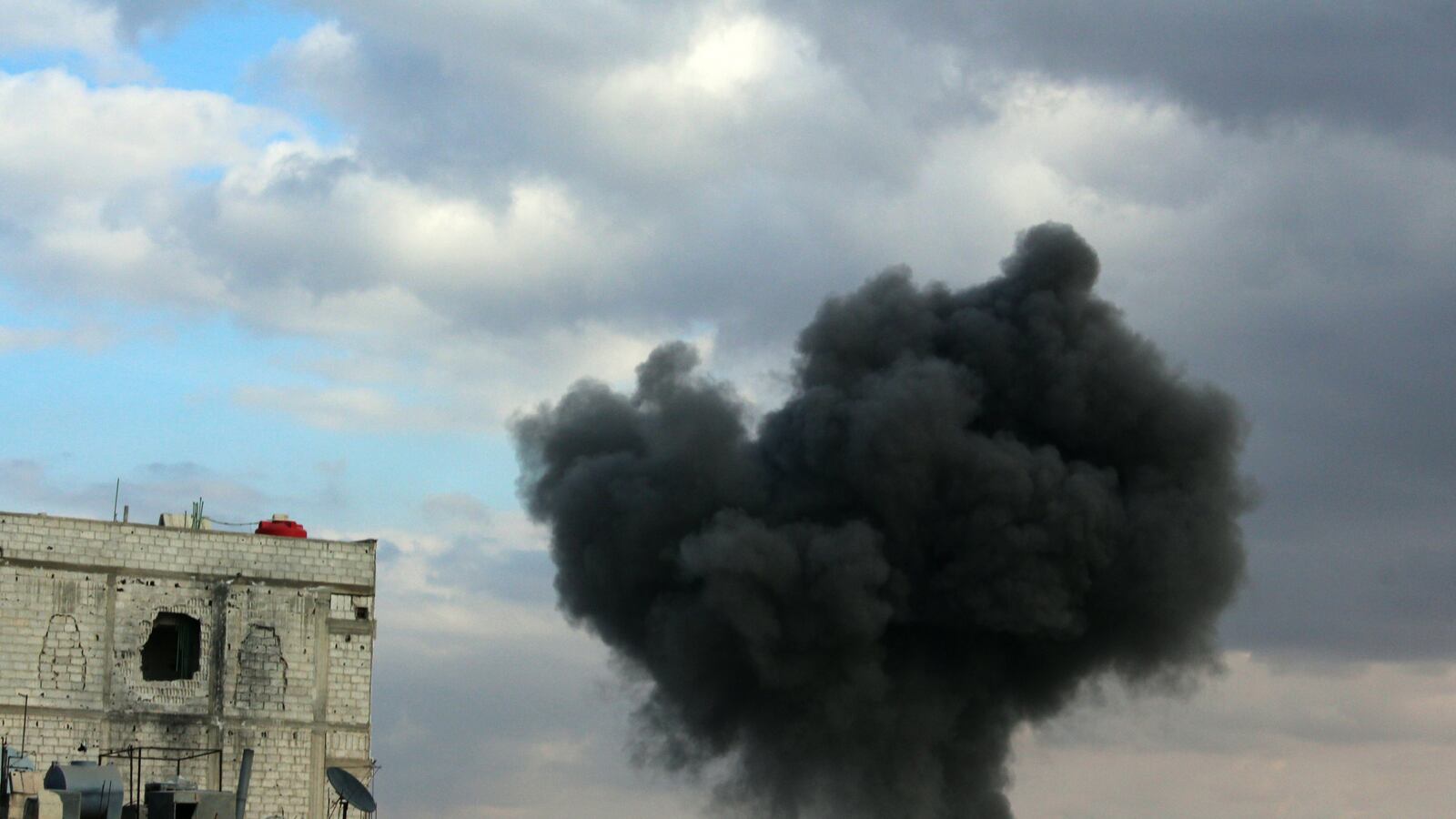 articles/2014/02/20/chem-survivors-tell-obama-admin-there-s-been-a-new-gas-attack-in-syria/140219-rogin-syria-tease_nfe3ql