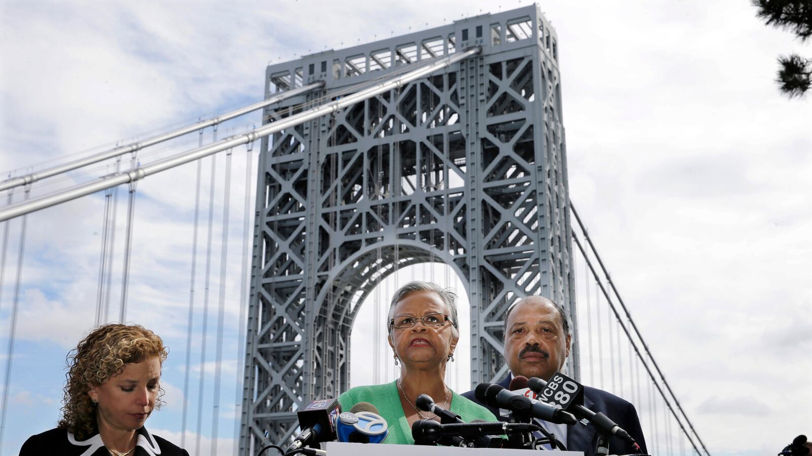 articles/2014/09/08/dems-unspeakably-lame-bridgegate-stunt/140908-nuzzi-bridgegate-tease_fsgihx