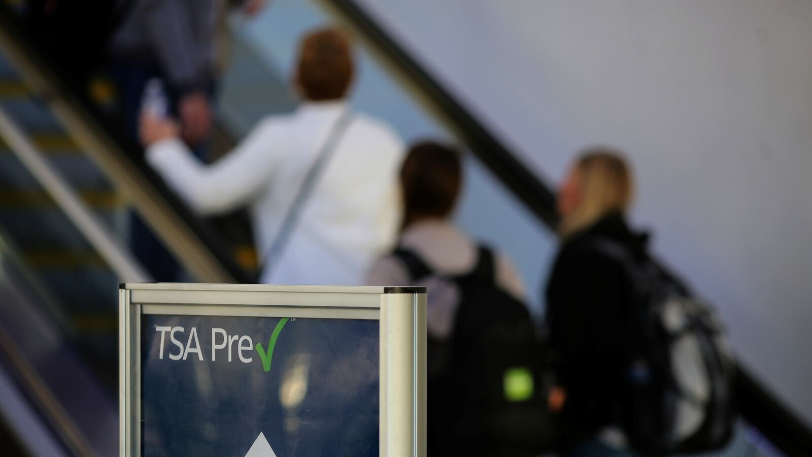 cheats/2017/04/21/lax-airport-security-let-gun-pass-in-traveler-s-carry-on/170420-lax-gun-luggage-blunder-cheat_spcrw0