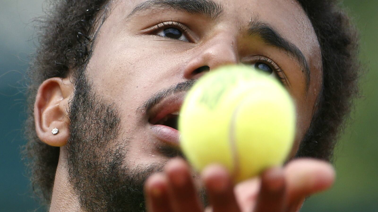 Maxime-Hamou-force-kisses-reporter_imq2rw