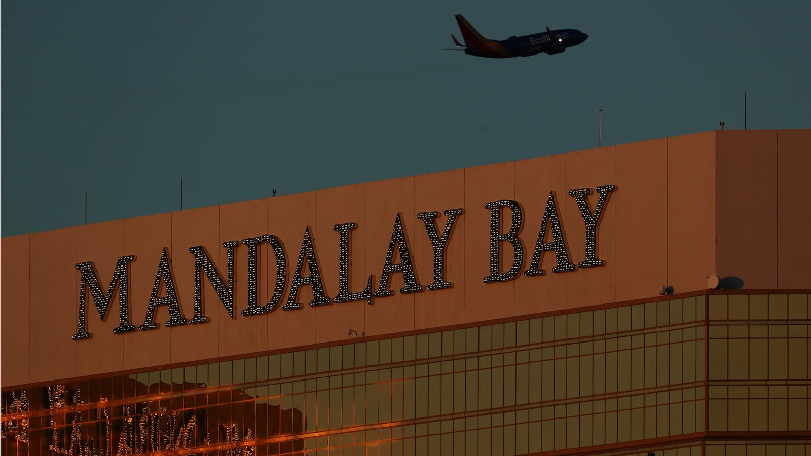 171003-vegas-gunman-girlfriend-questioning-cheat_vinrfm