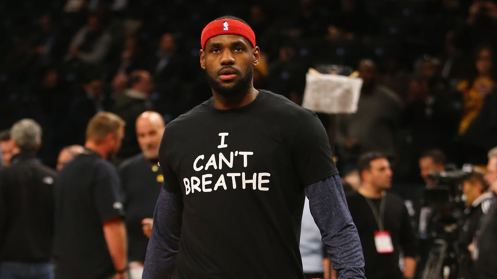 galleries/2014/12/08/celebs-react-to-recent-grand-jury-decisions-photos/141208-lebron-tease_nxgv4s
