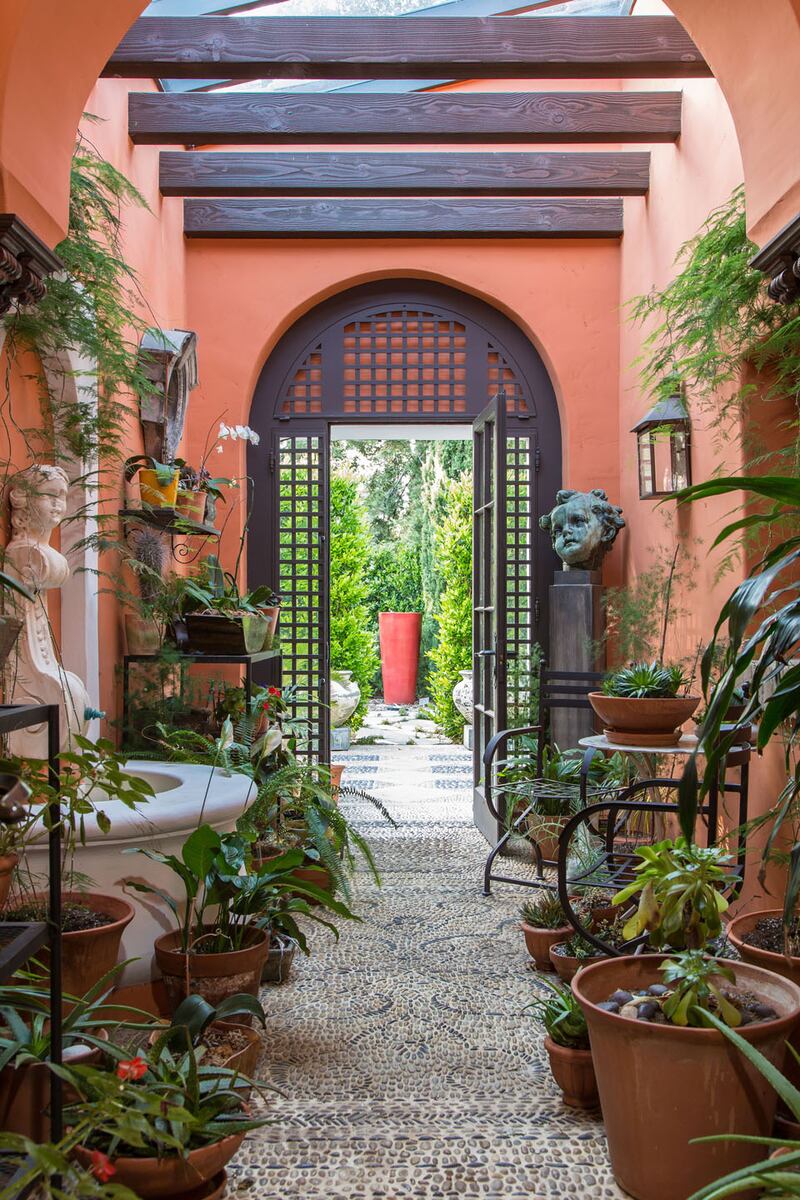 galleries/2014/08/30/omg-i-want-this-house-beverly-hills-photos/140829-omg-house-hacienda-dela-paz-1_xlg1kk