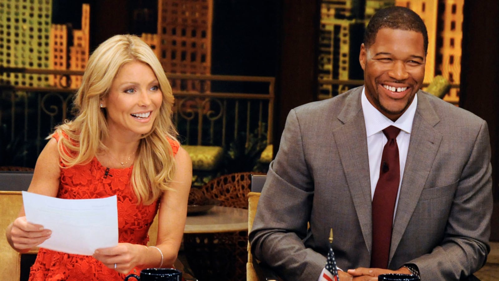 cheats/2012/09/04/michael-strahan-makes-live-debut/kelly-strahan-michael-debut-cheat_igqczs