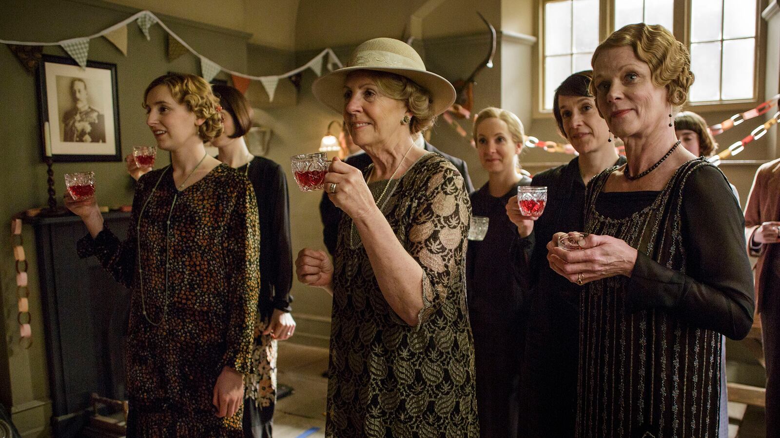 articles/2016/01/24/downton-abbey-s-extremely-polite-class-war-season-6-episode-4-recap/160124-teeman-downton-tease_oiychi