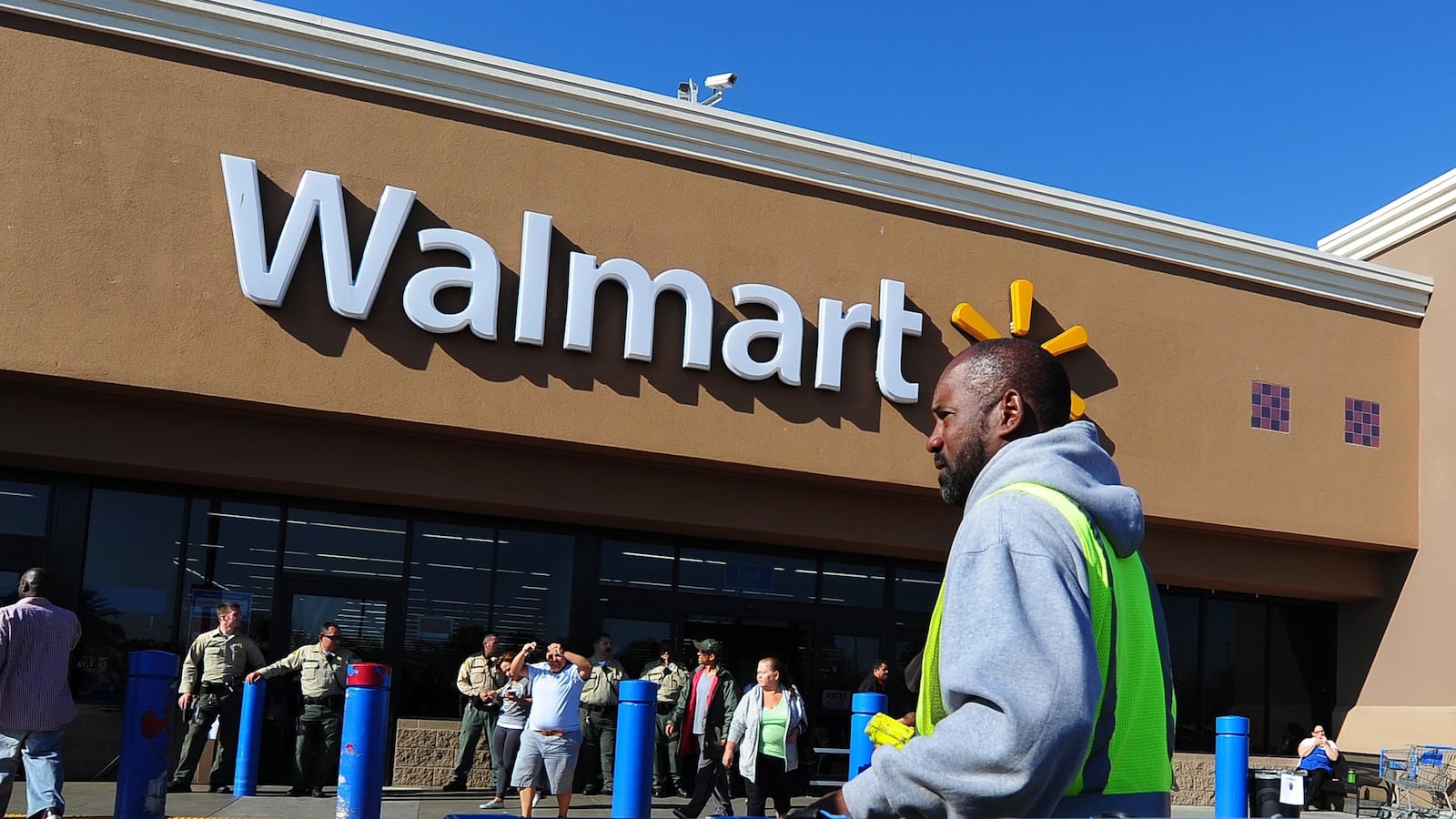 articles/2013/08/07/walmart-calls-out-the-nation-for-its-low-wage-internship-program/130807-walmart-batchelor-tease_uqqurx