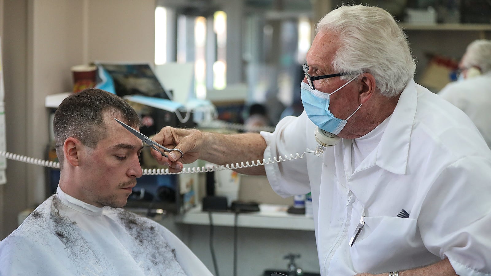 2020-05-06T195144Z_367816783_MT1USATODAY14288121_RTRMADP_3_KARL-MANKE-A-BARBER-IN-OWOSSO-MICH-CUTS-BRANDON_p9hcwi