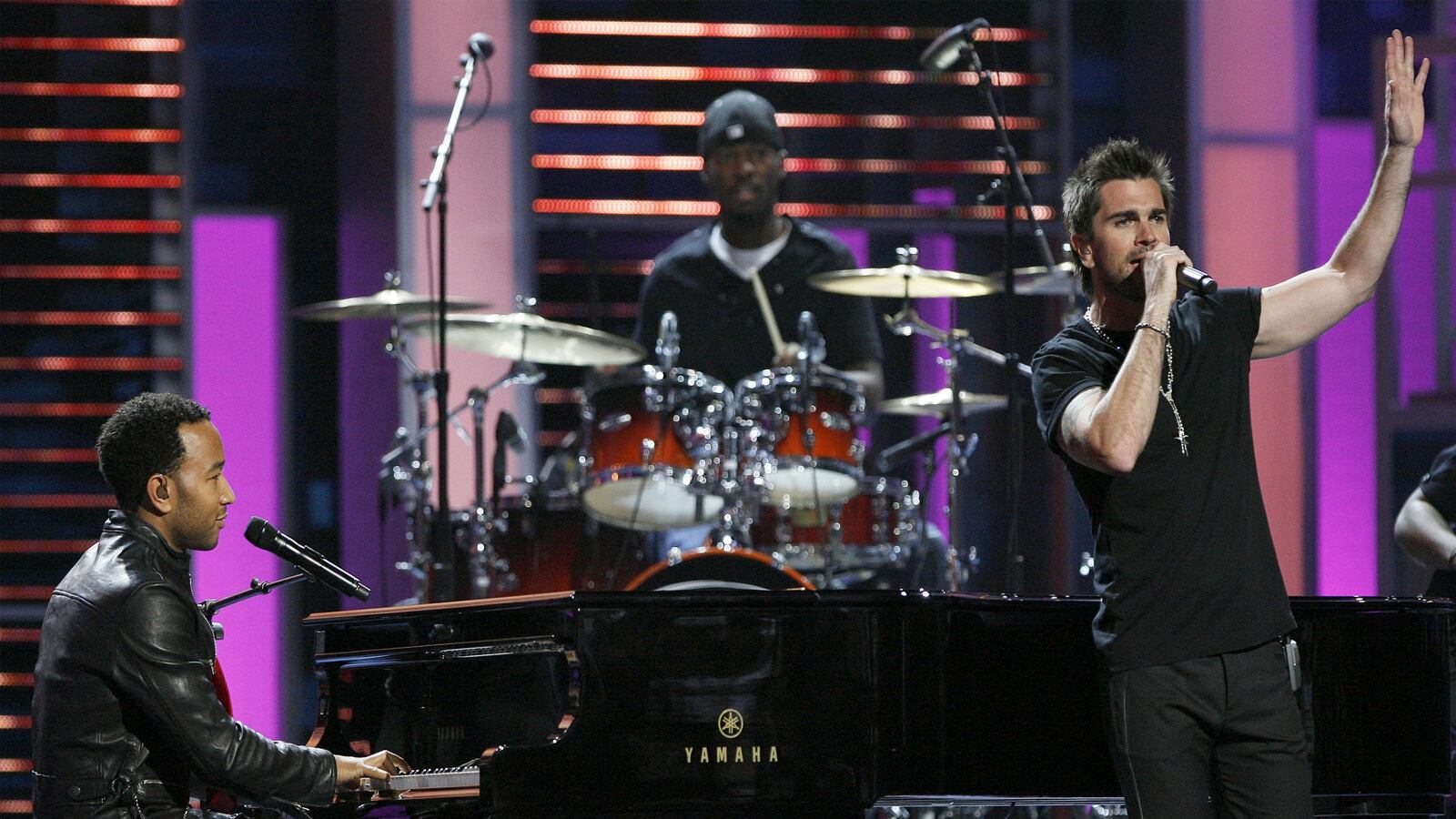 cheats/2016/01/21/john-legend-sings-to-detained-immigrants/160120-john-legend-juanes-immigration-concert-cheat_midjnb