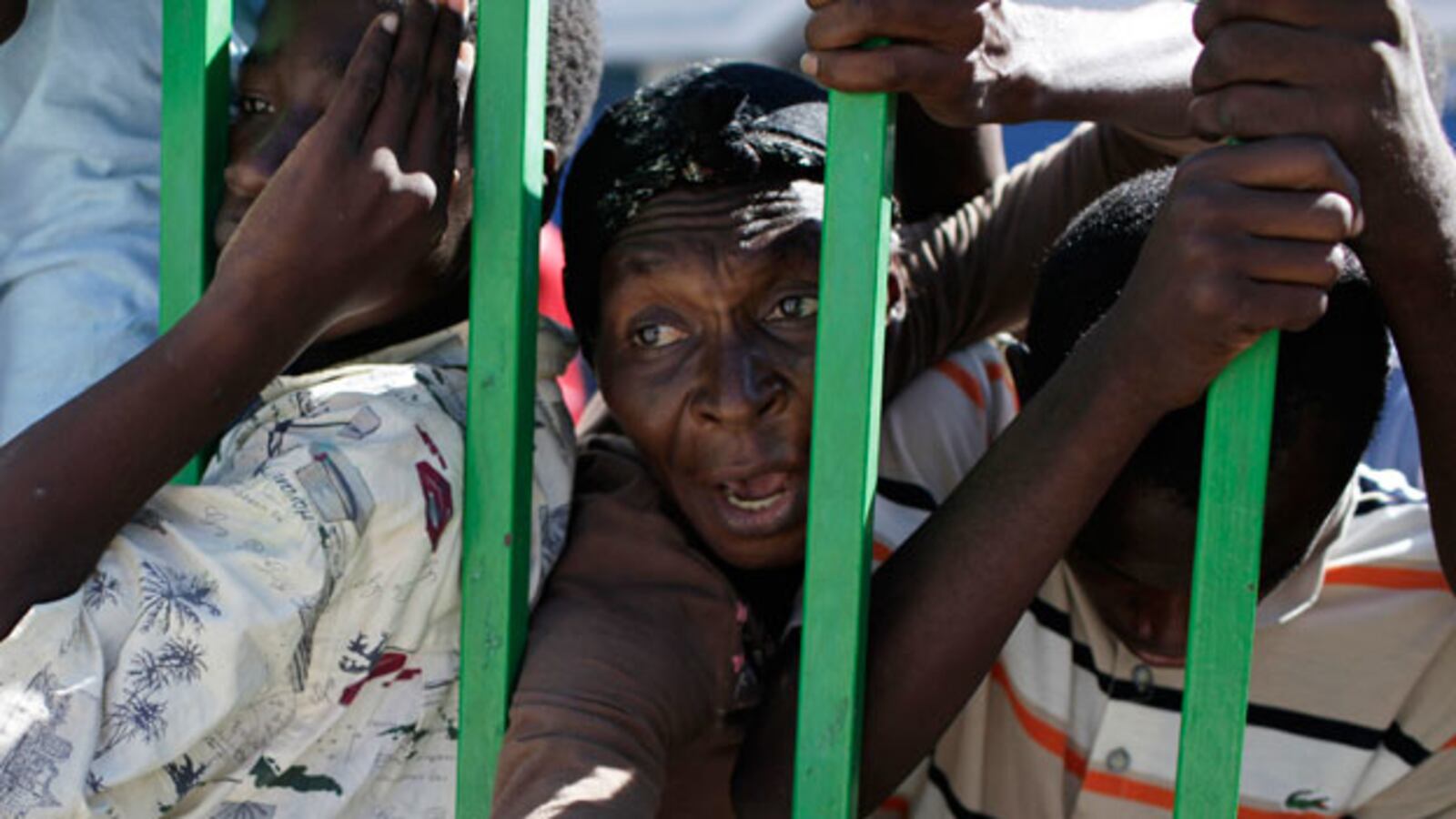 galleries/2010/01/19/chaos-in-haiti/haiti-chaos-1_y4bepl