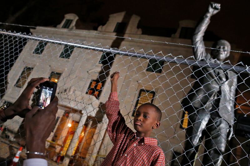 galleries/2013/12/06/goodbye-madiba-the-world-mourns-nelson-mandela-photos/update-madiba-reax-1_yxfnki