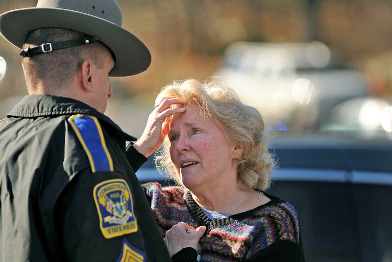 galleries/2012/12/15/connecticut-school-shooting-photos/14shooting10_hasc2t