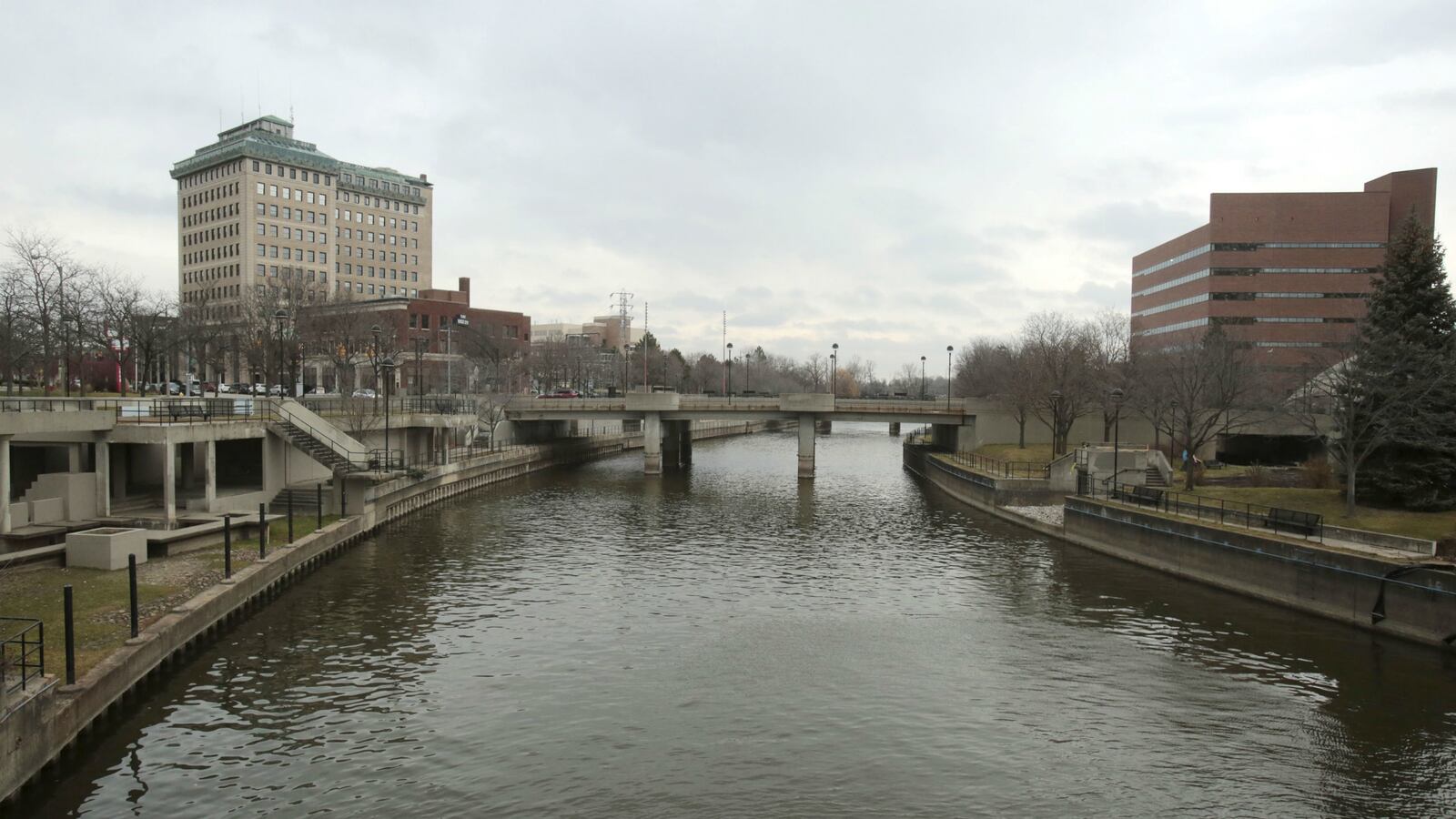 cheats/2016/01/19/mi-gov-on-water-crisis-i-let-you-down/160110-flint-michigan-bottled-water-cheat_ozsded