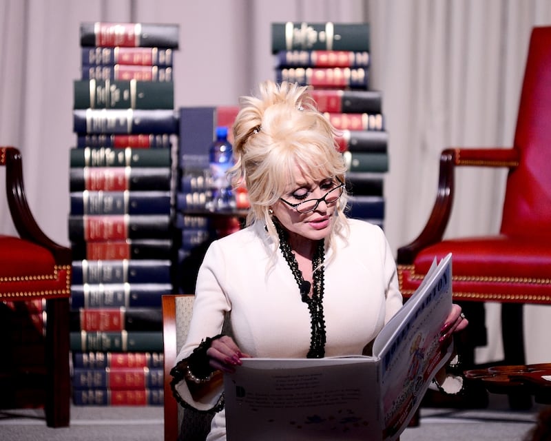WASHINGTON, DC - FEBRUARY 27: Singer Dolly Parton reads her book, "The Coat of Many Colors" to schoolchildren at The Library of Congress on February 27, 2018 in Washington, DC.