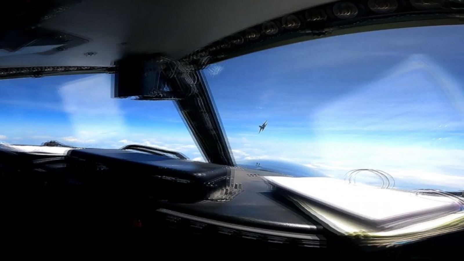 A picture of the Chinese jet flying across the American plane.