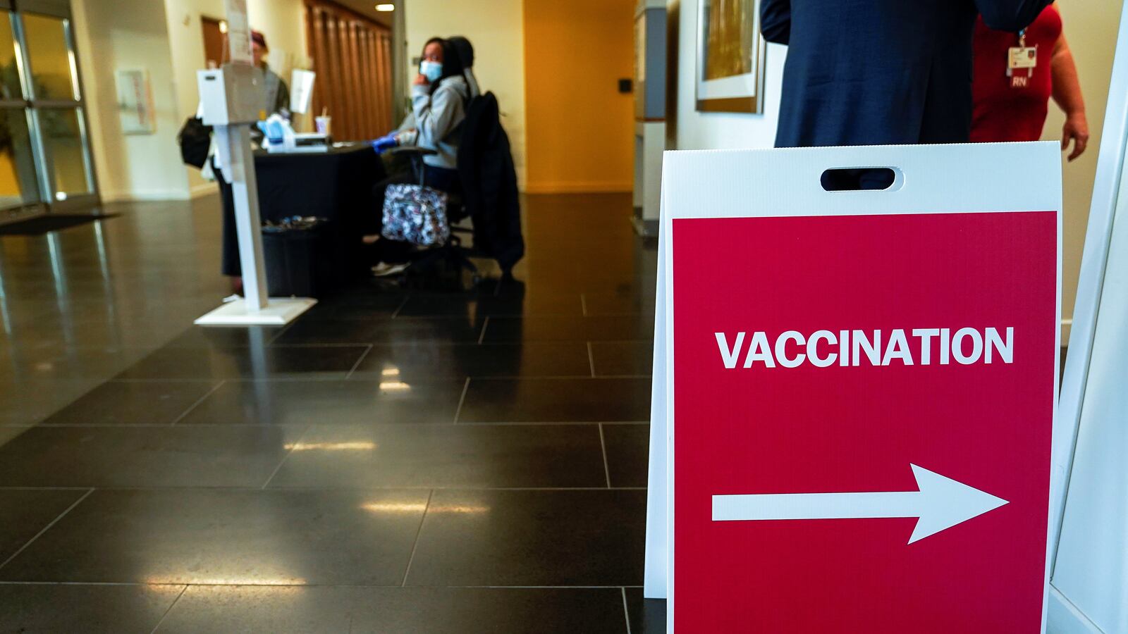 2020-12-11T185139Z_1952706845_RC26LK9C8WJH_RTRMADP_3_HEALTH-CORONAVIRUS-VACCINE-REHEARSAL_knf4ax