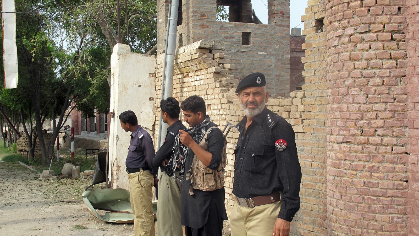 cheats/2013/07/30/pakistani-prison-attack-sets-250-inmates-free/130730-pakistan-prison-break-cheat_ypekyn