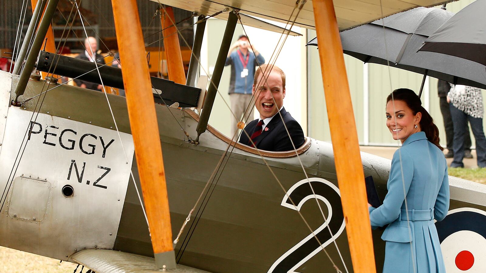articles/2014/04/10/prince-william-how-do-you-fly-this-thing/140410-royal-plane-tease_ua7g7w