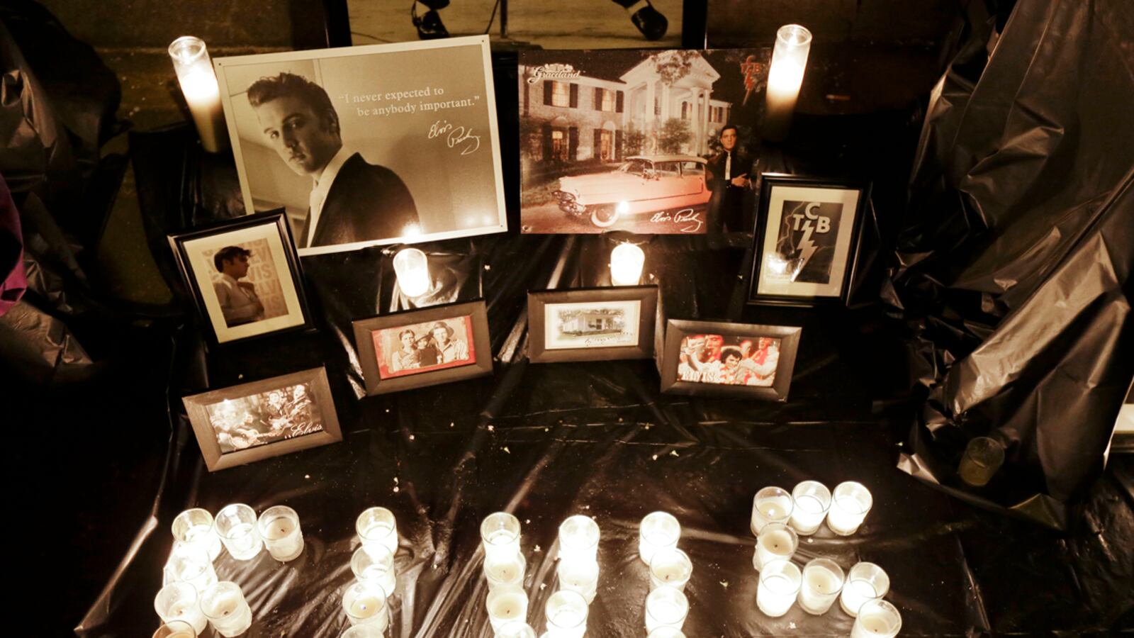 galleries/2012/08/16/vigil-at-graceland-35th-anniversary-of-elvis-s-death-photos/elvis-vigil-candles_iutqu3