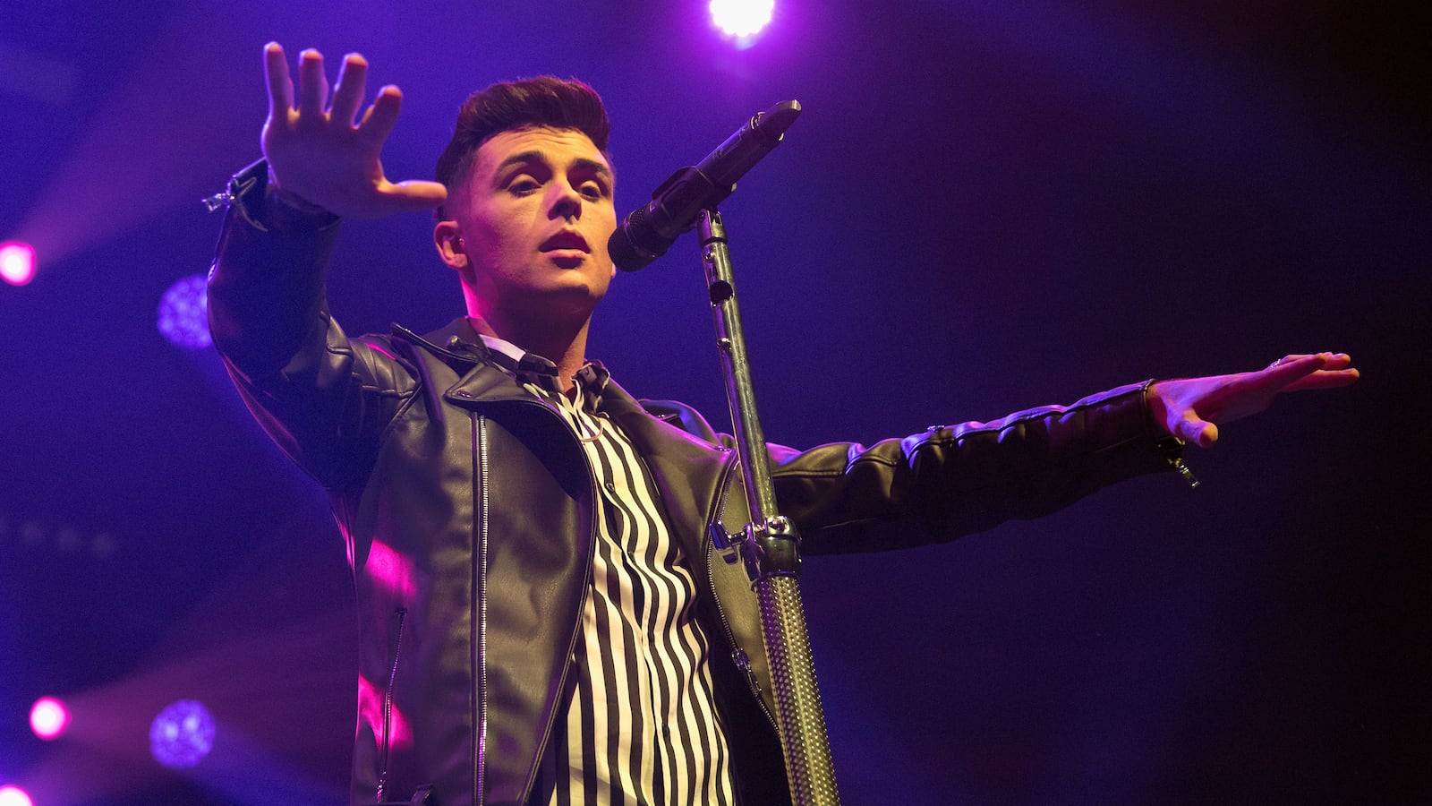 Jaymi Hensley performing wiht his band Union J in 2018.