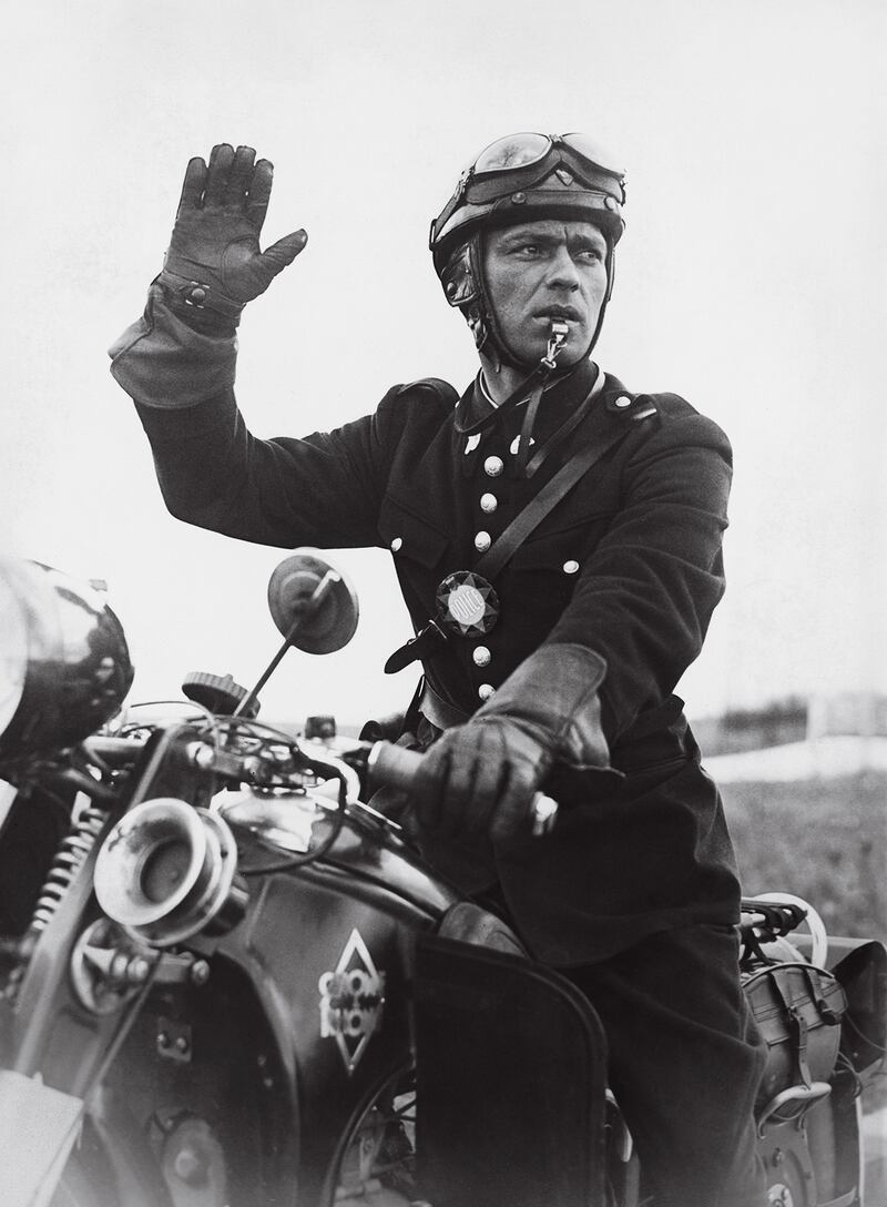 galleries/2013/10/07/fashion-legend-colin-mcdowell-on-his-breathtaking-new-book-the-anatomy-of-fashion-photos/anatomy-fashion-92_wpujtx