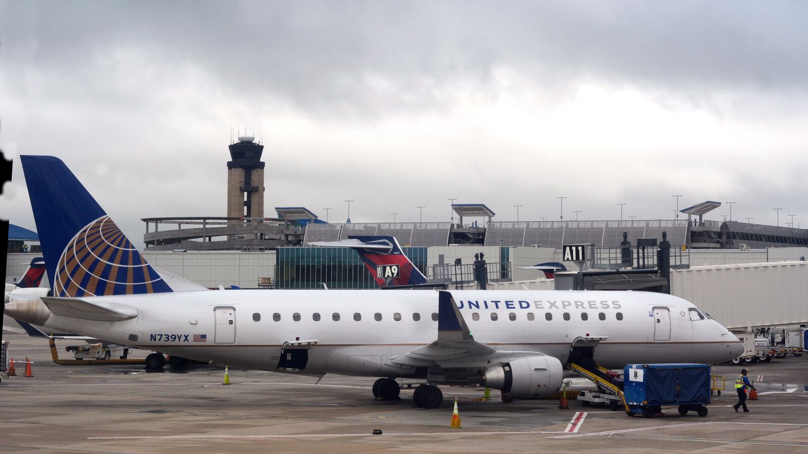 A United Express Embraer ERJ-175LR commercial jet.