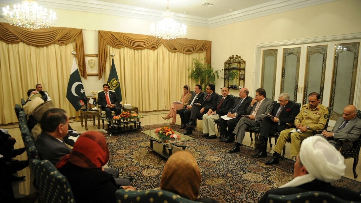 cheats/2012/11/17/pakistan-to-help-afghan-peace/afghanistan-pakistan-peace-cheat_qbyjxb