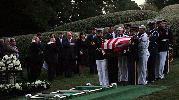 galleries/2009/08/27/mourning-the-kennedys/ted-kennedy-funeral-12_tdbt7o